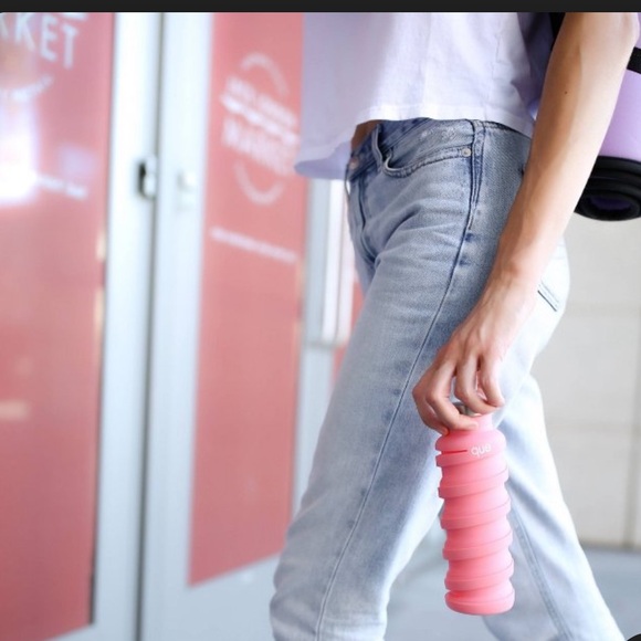 NWT Que Bottle fully collapsible from 8.4” to 4.8" tall in Coral Pink 20 oz - Picture 3 of 4